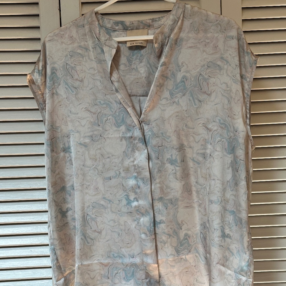 Elie Tahari Silky Flowing Poly Blouse Button Front Cap Sleeves Large NWT - Picture 3 of 16